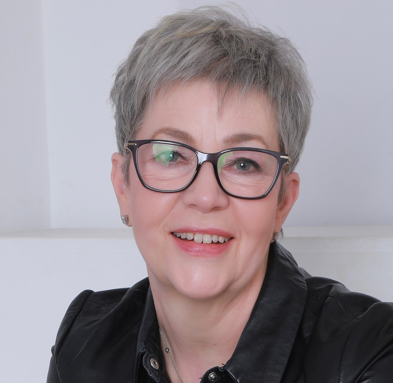Hilary Thomas headshot