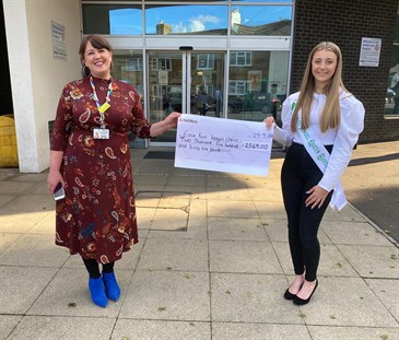 Dee Neligan from East Kent Hospitals Charity, receives a cheque from Lara Lynch in memory of her grandmother Liz Masters