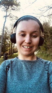 Laura Wilshaw, who is running the London Marathon to raise money for East Kent Hospitals Charity. Head and shoulders image of her with headphones on.