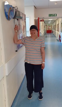 Mandy Boxall ringing the bell at the end of her chemotherapy treatment